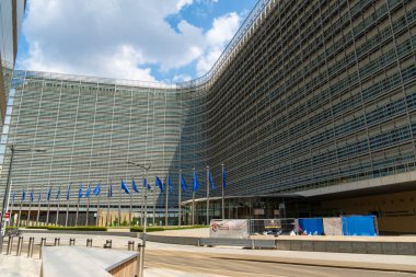 BRÜKSEL, BELGIUM - 16 Haziran 2025: Berlaymont Binası, Avrupa Komisyonu Genel Merkezi ve Avrupa Birliği Bayrakları. Brüksel Şehri, Belçika