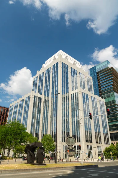 BRÜKSEL, BELGIUM - 16 Haziran 2025: Güneşli Gün 'de Brüksel' deki Euroclear Grup Merkezi. Merkez Ofis Binası