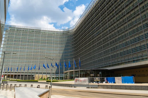 BRÜKSEL, BELGIUM - 16 Haziran 2025: Berlaymont Binası, Avrupa Komisyonu Genel Merkezi ve Avrupa Birliği Bayrakları. Brüksel Şehri, Belçika
