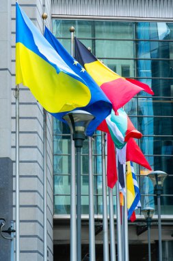 BRÜKSEL, BELGIUM - 16 Haziran 2025: Avrupa Birliği Bayrağı ve Avrupa Parlamentosu Altiero Spinelli Espace Leopold Kompleksi Brüksel, Belçika