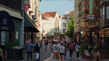 BRÜKSEL, BELGIUM - 16 Haziran 2025: Şehir Merkezi Yaya Yolu ve Yürüyen İnsanlar. Dükkanlar ve Kafeler. Brüksel, Belçika