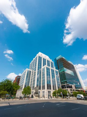 BRÜKSEL, BELGIUM - 16 Haziran 2025: Güneşli bir günde Brüksel 'deki Euroclear Grup Genel Merkezi. Merkez Binası