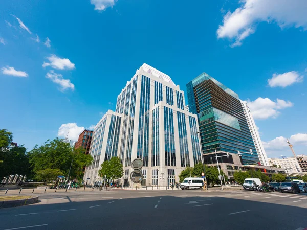 BRÜKSEL, BELGIUM - 16 Haziran 2025: Güneşli bir günde Brüksel 'deki Euroclear Grup Genel Merkezi. Merkez Binası