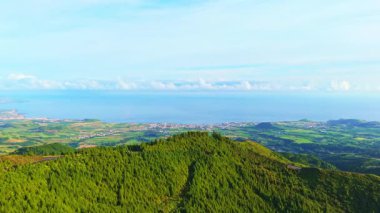 Ormanlı Yeşil Tepeler, Güneşli Sabahlar 'da Pasturelandlar. Atlantik Okyanusu. Azores, Sao Miguel Adası, Portekiz. Hava görüntüsü. Drone İleri Gidiyor