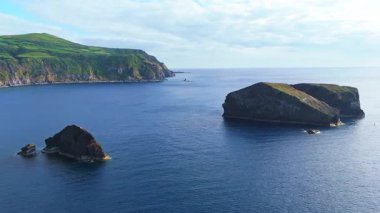 Mosteiros ve Atlantik Okyanusu yakınlarındaki deniz yığınları. Azores, Sao Miguel Adası. Portekiz. Hava görüntüsü. Drone Tarafsız ve Yukarı Gidiyor