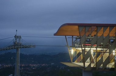 Akşamları Batum 'da teleferiğe teleferik