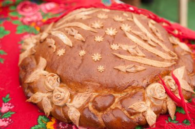 Eşarbında desenler olan bir somun.