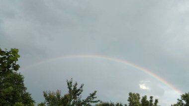 Güzel gökyüzünde güzel gökkuşağı