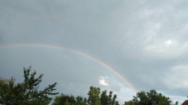 Güzel gökyüzünde güzel gökkuşağı