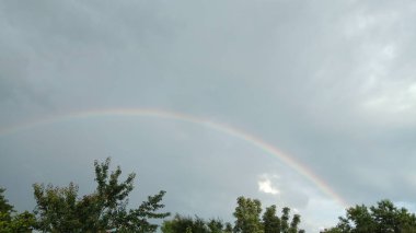 Güzel gökyüzünde güzel gökkuşağı