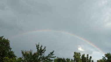 Güzel gökyüzünde güzel gökkuşağı