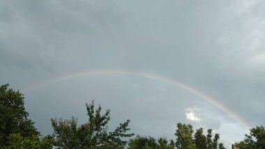Güzel gökyüzünde güzel gökkuşağı