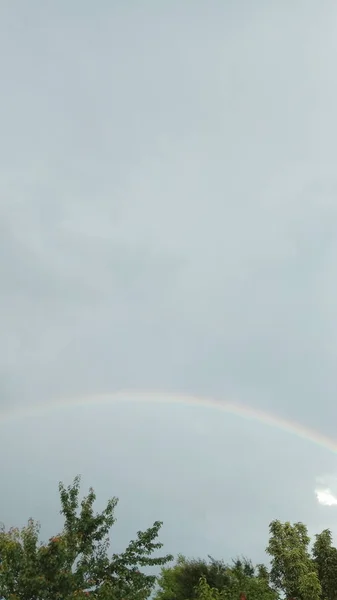 Schöner Regenbogen Schönen Himmel — Stockfoto