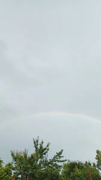 Schöner Regenbogen Schönen Himmel — Stockfoto