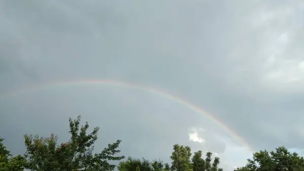 Bellissimo Arcobaleno Sul Bellissimo Cielo — Foto Stock