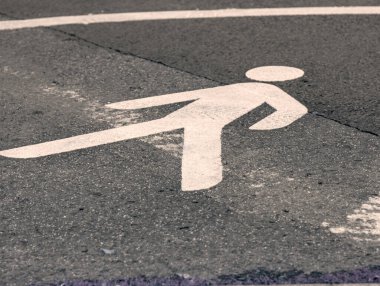 Asfalttaki yol işaretleri