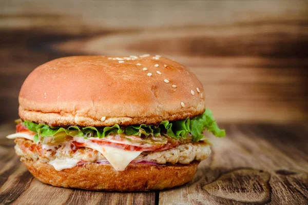 木製の背景に食欲をそそる自家製ハンバーガー — ストック写真