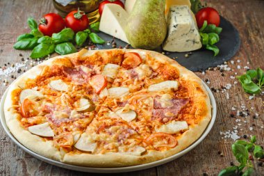 İştah açıcı İtalyan pizza bir plaka üzerinde