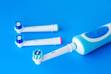 Mavi arkaplanda elektrikli diş fırçası