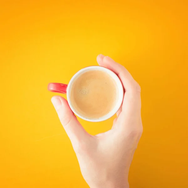 Kezében a csésze kávé habbal — Stock Fotó