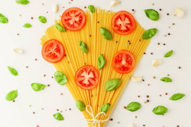 Buket spagetti ve baharat