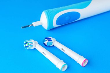 Mavi arkaplanda elektrikli diş fırçası