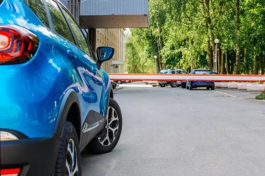 Otoparktaki araç güvenlik bariyeri.