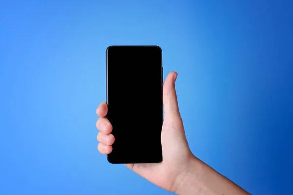 Cep telefonu ile izole göstermek tutan kadın