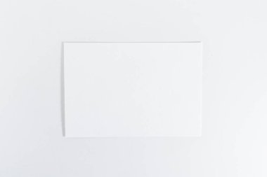Beyaz arka plan üzerinde kağıt sayfasının mockup