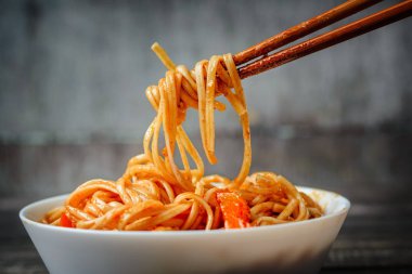 hopsticks plaka tatlı ve ekşi soslu erişte udon al. Geleneksel Asya mutfağı