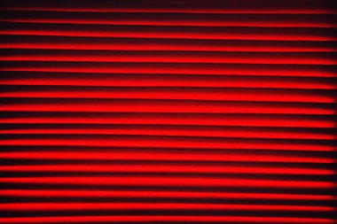 kırmızı arka plan ile yatay çizgili portre