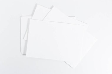 Mockup beyaz arka plan, kartvizit yığını
