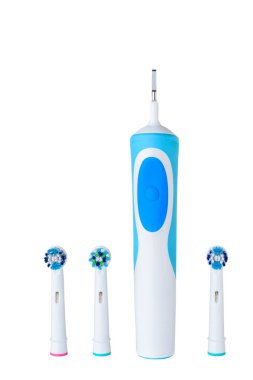 Değiştirilebilir kafalı beyaz izole elektrikli diş fırçası