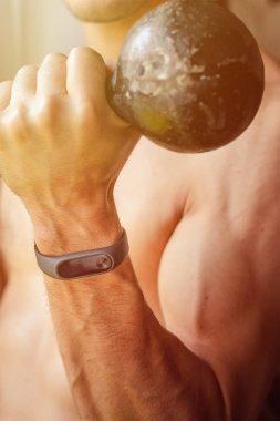 Dambıl ve fitness tracker ile egzersiz yaparak kol