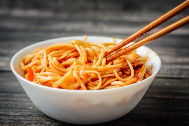 chineese wok udon koyu arka plan üzerinde tavuk ile