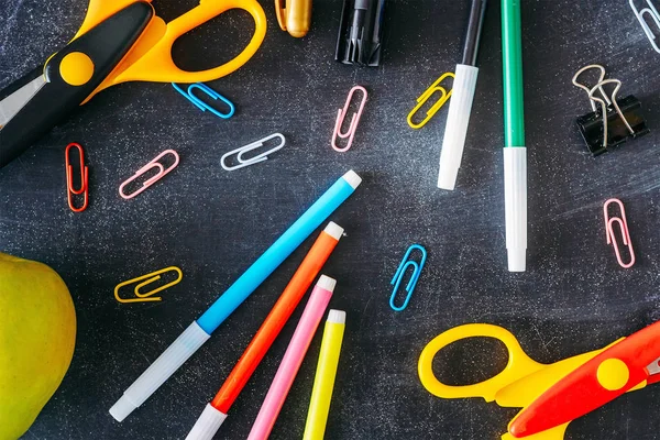 sabit, top elma ve makas kara tahta üzerinde görünümü, geri okula için kavram