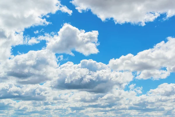 Blauwe bewolkte hemel in zomerdag — Stockfoto