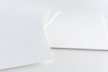 Beyaz arka plan üzerinde beyaz kağıt boş sayfa