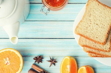Su ısıtıcı, Portakal Reçeli cam kavanoz ve tost mavi ahşap masa, kopya alanı ile üstten görünüm