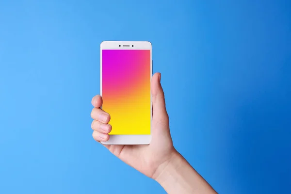 Frauenhand hält Smartphone mit Instagram-Effekt auf dem Display — Stockfoto