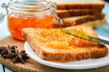 Portakal Reçeli ve bıçak ile tost