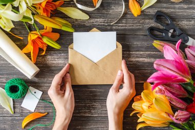 metin için boş beyaz kart ile zanaat zarf kadının ellerini tutun