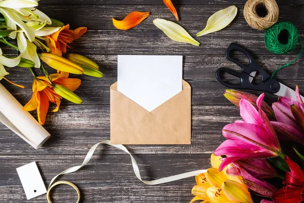 Zanaat kahverengi zarf ve süslemeleri siyah ahşap zemin üzerine beyaz boş levha