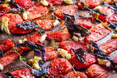 Ev yapımı kurutulmuş domates fesleğen, sarımsak ve baharat kağıt üzerinde