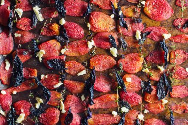 Ev yapımı kurutulmuş domates fesleğen, sarımsak ve baharat kağıt üzerinde