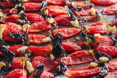 Ev yapımı kurutulmuş domates fesleğen, sarımsak ve baharat kağıt üzerinde