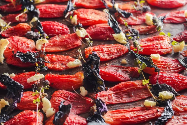 Ev yapımı kurutulmuş domates fesleğen, sarımsak ve baharat kağıt üzerinde