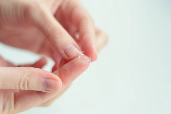 Крупним планом контактна лінза на кінчику пальця жінки — стокове фото