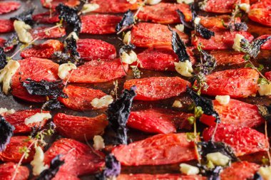 Ev yapımı kurutulmuş domates fesleğen, sarımsak ve baharat kağıt üzerinde