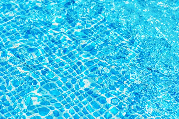 Surface de l'eau ondulée dans la piscine avec réflexion du soleil — Photo